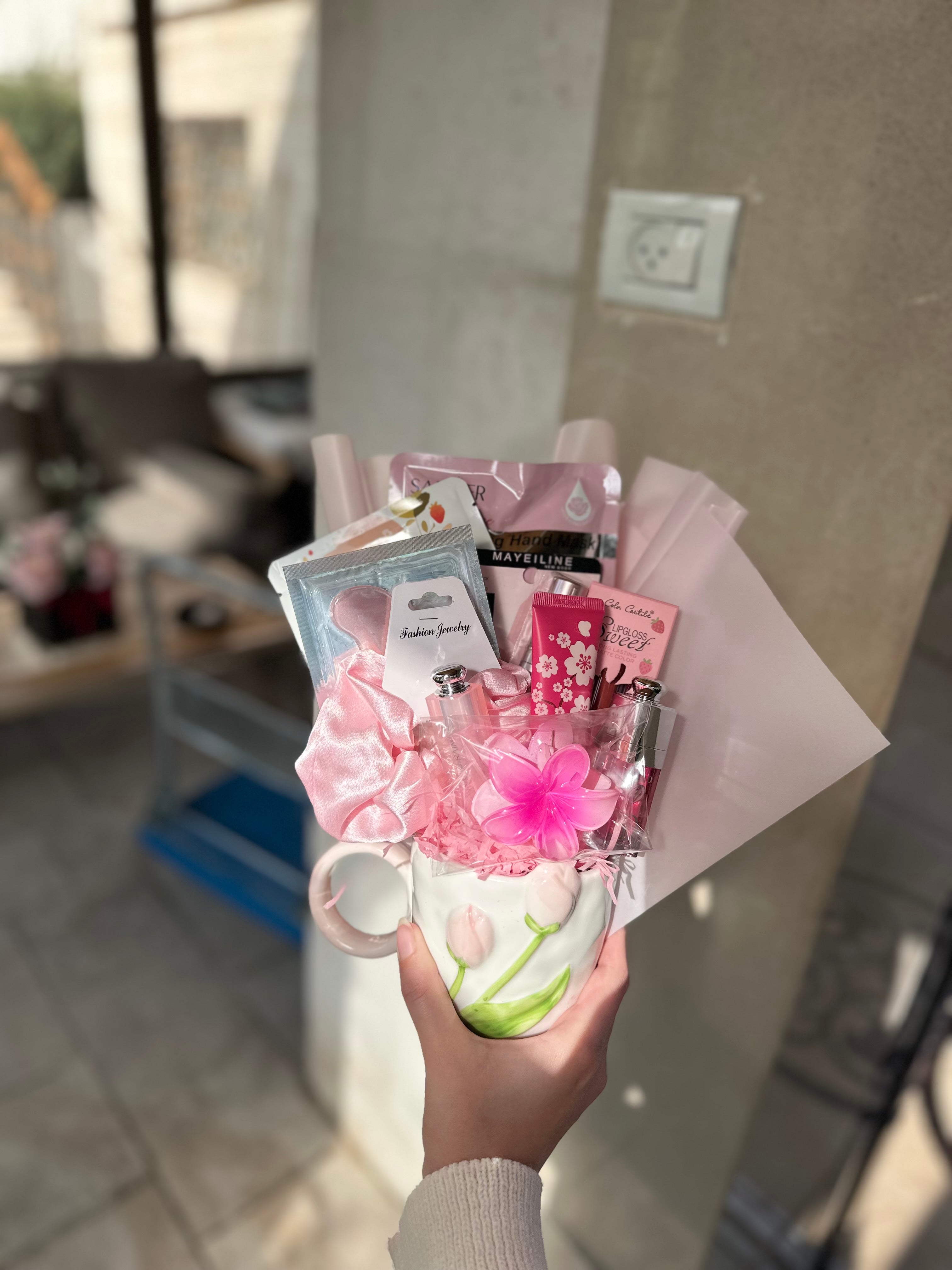 تغليف بوكيه مع اضافة لمسات ورود وكرت معايدة