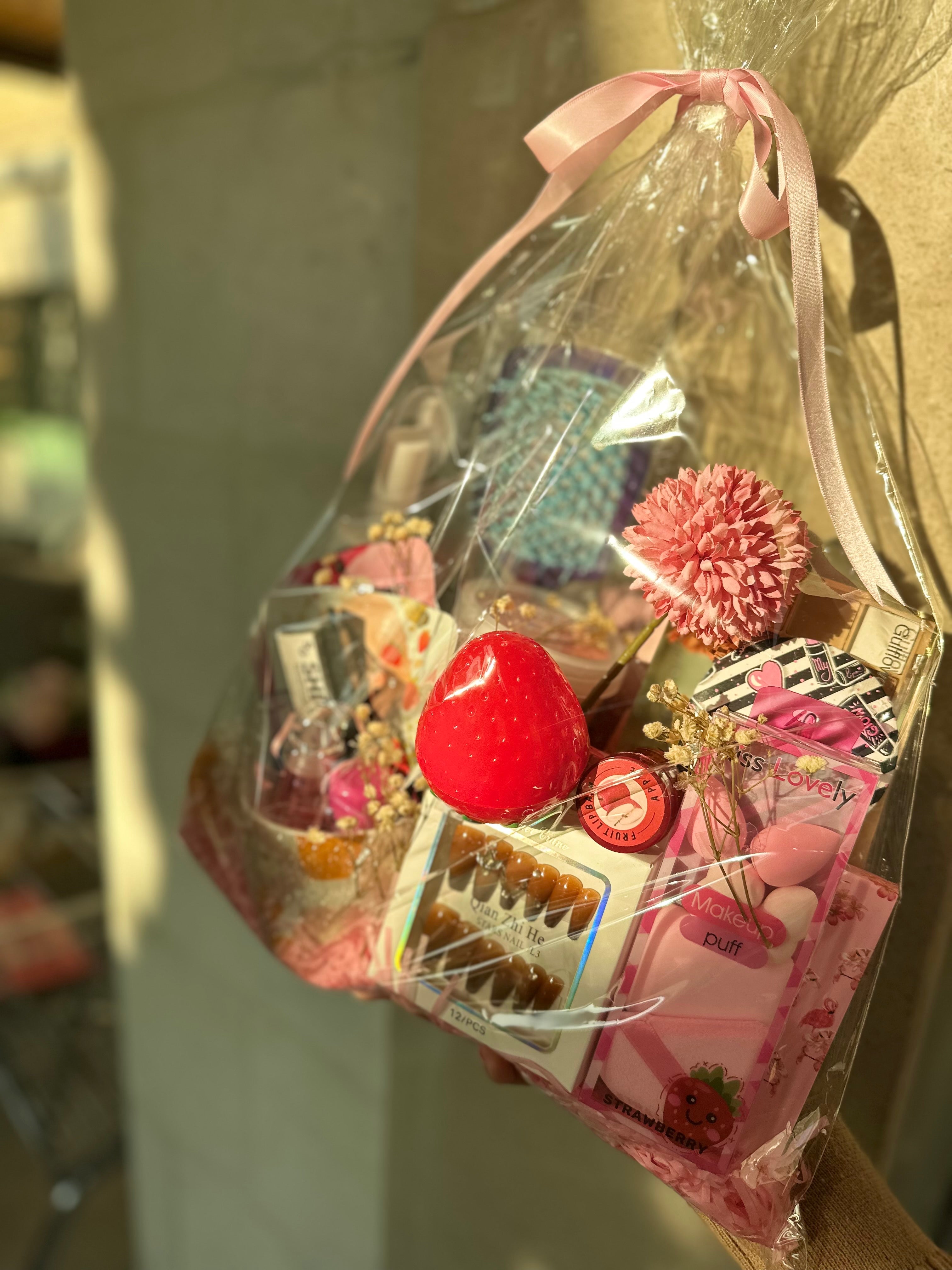 تغليف بكيس شفاف مع شبرة ولمسات ورود وكرت معايدة