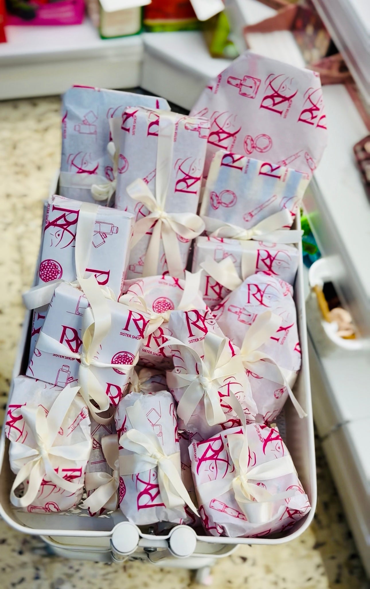 تغليف كل منتج بورق هدايا مع شبر وكرت معايدة